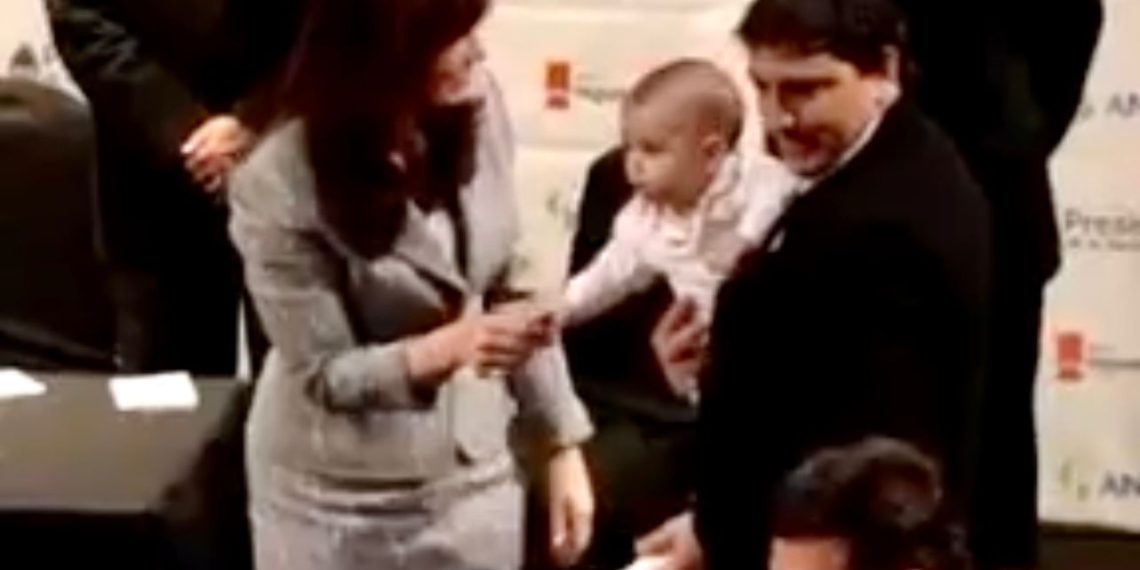 Dos matrimonios formoseños recibieron créditos del Hipotecario en un acto con Cristina