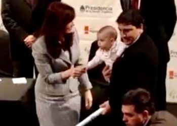 Dos matrimonios formoseños recibieron créditos del Hipotecario en un acto con Cristina