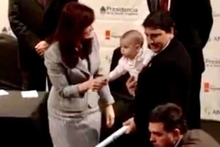 Dos matrimonios formoseños recibieron créditos del Hipotecario en un acto con Cristina