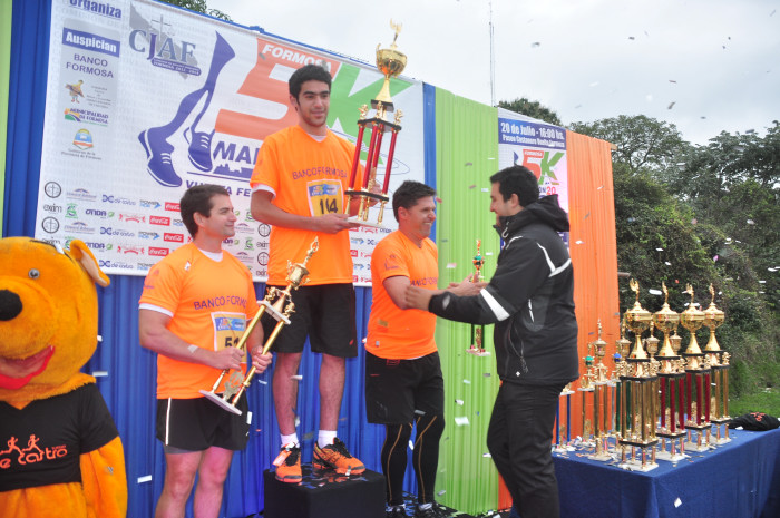 Clasificación y tiempos de todos los participantes de la Maratón 5K. Galería de 300 fotos