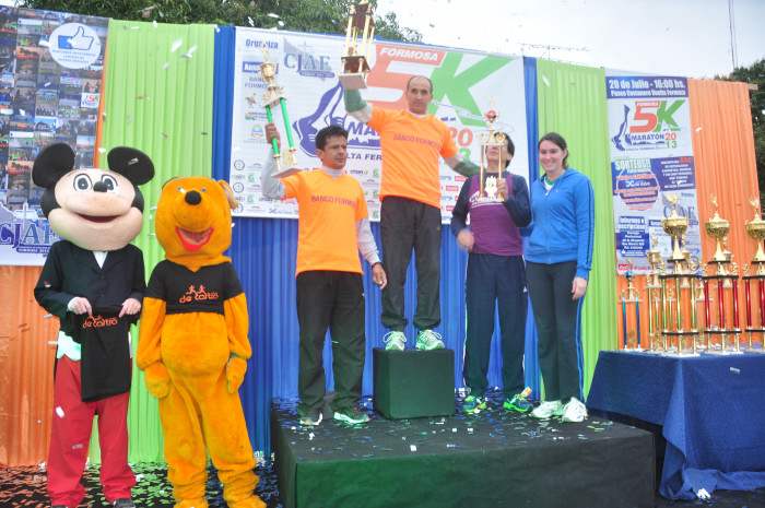 Clasificación y tiempos de todos los participantes de la Maratón 5K. Galería de 300 fotos