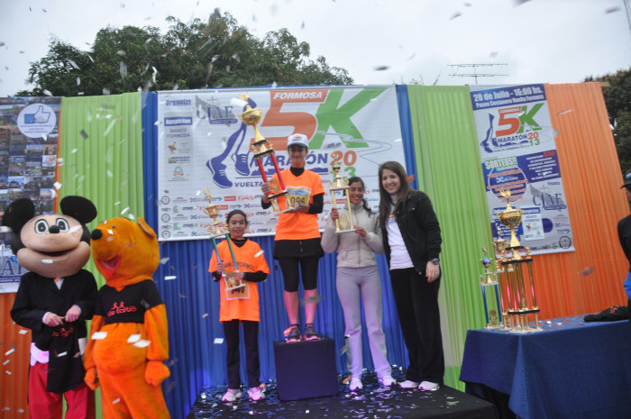 Clasificación y tiempos de todos los participantes de la Maratón 5K. Galería de 300 fotos