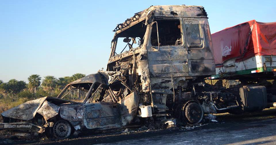Madre, hija y nieta se tiraron del auto «en llamas» que era arrastrado por el camión y salvaron sus vidas
