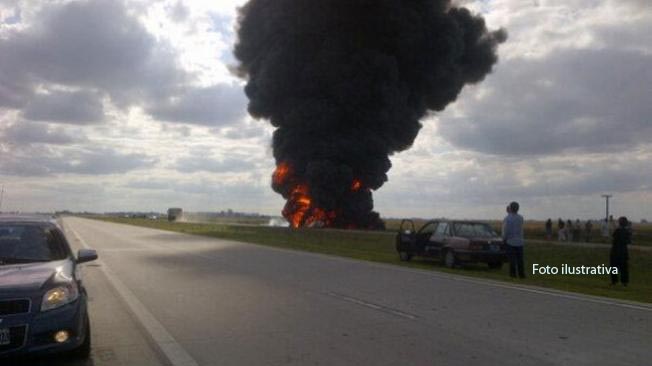 Madre, hija y nieta se tiraron del auto «en llamas» que era arrastrado por el camión y salvaron sus vidas