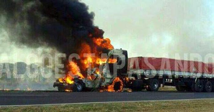 Madre, hija y nieta se tiraron del auto «en llamas» que era arrastrado por el camión y salvaron sus vidas