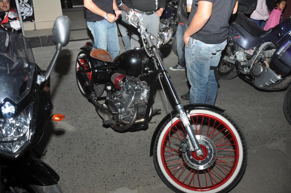 Los motoqueros exhibieron sus máquinas en el Híper (galería de fotos)