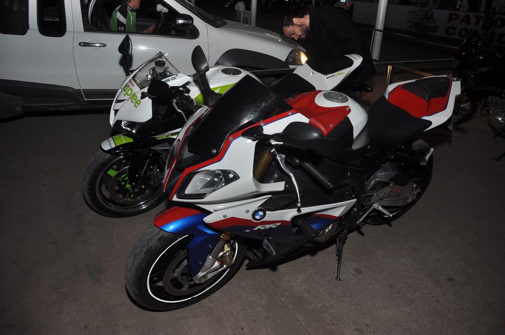 Los motoqueros exhibieron sus máquinas en el Híper (galería de fotos)