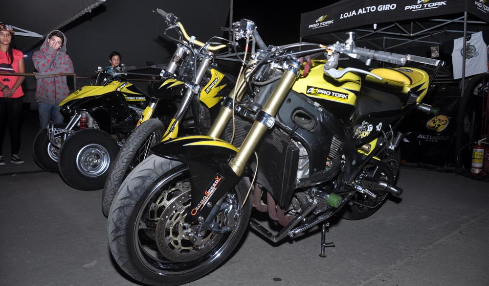 Los motoqueros exhibieron sus máquinas en el Híper (galería de fotos)