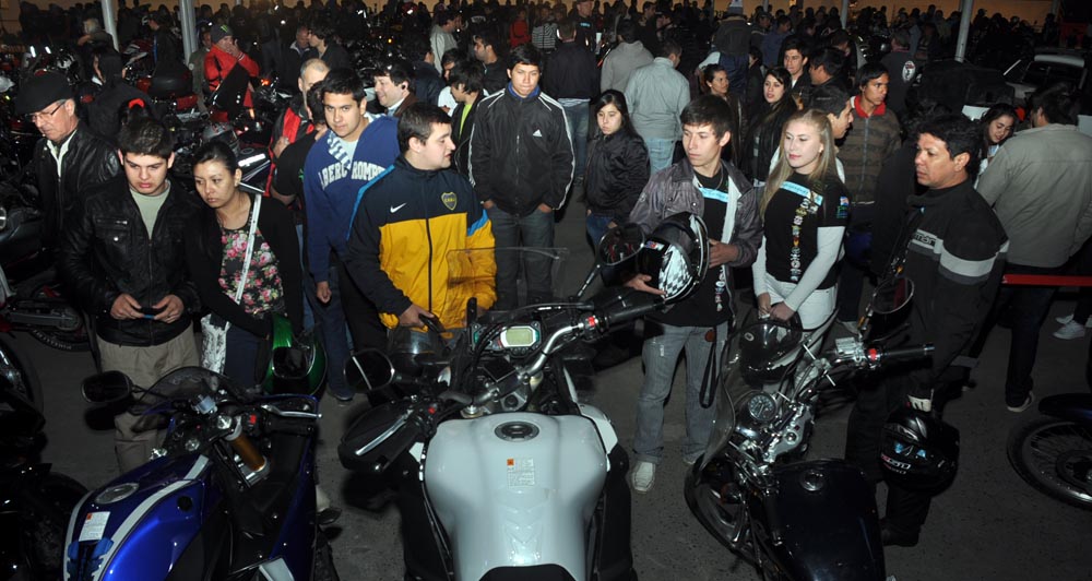 Los motoqueros exhibieron sus máquinas en el Híper (galería de fotos)
