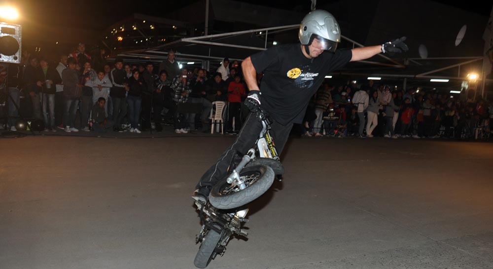 Los motoqueros exhibieron sus máquinas en el Híper (galería de fotos)