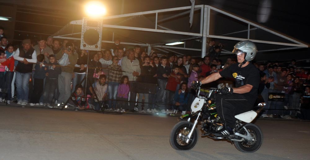 Los motoqueros exhibieron sus máquinas en el Híper (galería de fotos)