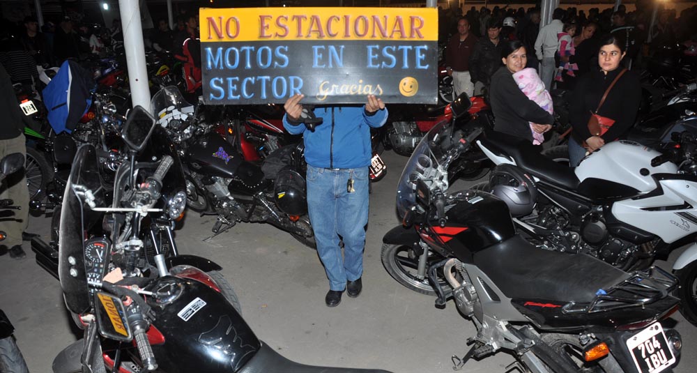 Los motoqueros exhibieron sus máquinas en el Híper (galería de fotos)