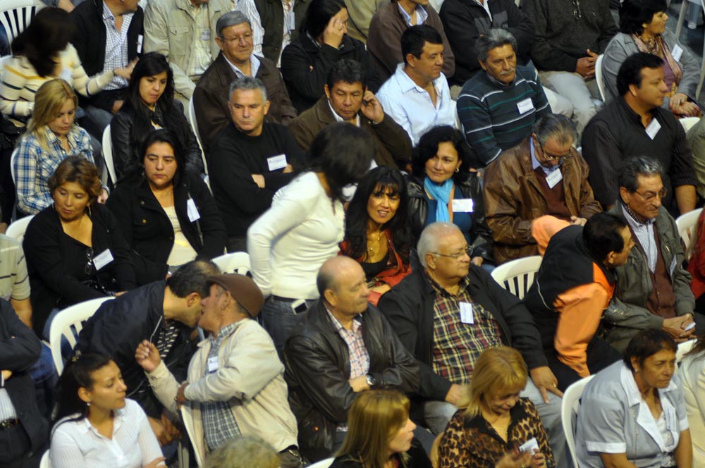 La bulliciosa alegría de la AFUS y «las caras largas» del resto de los congresales, en fotos