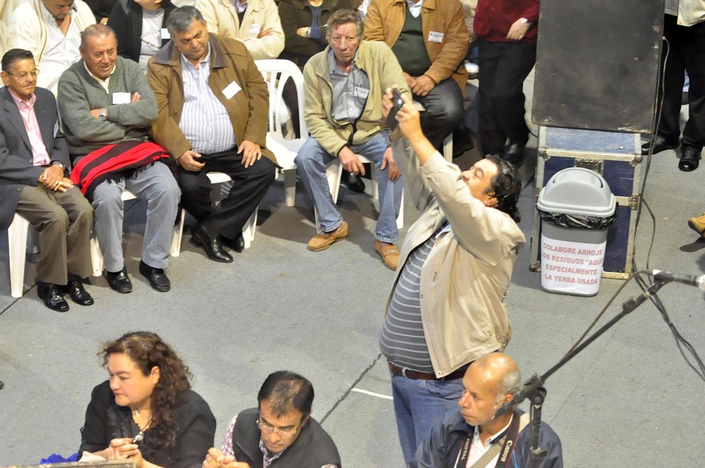 La bulliciosa alegría de la AFUS y «las caras largas» del resto de los congresales, en fotos