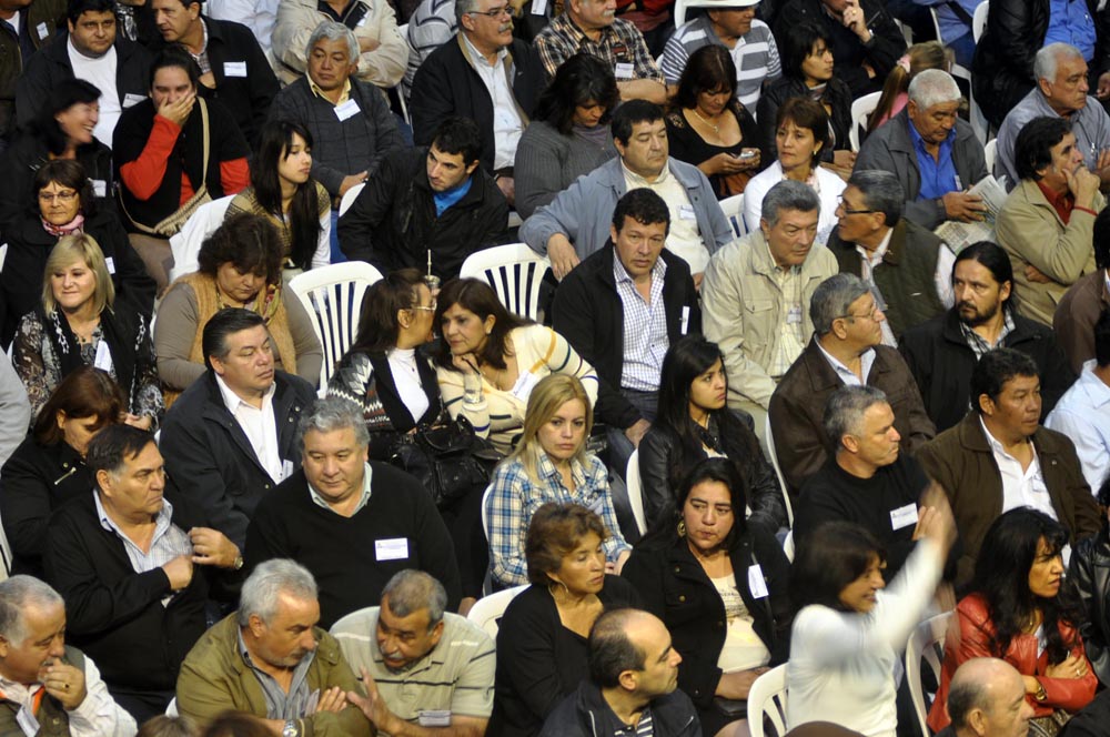 La bulliciosa alegría de la AFUS y «las caras largas» del resto de los congresales, en fotos