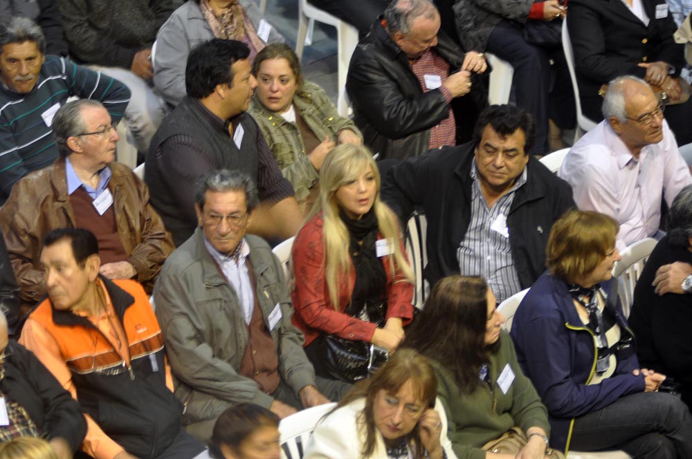 La bulliciosa alegría de la AFUS y «las caras largas» del resto de los congresales, en fotos