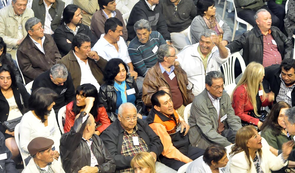 La bulliciosa alegría de la AFUS y «las caras largas» del resto de los congresales, en fotos