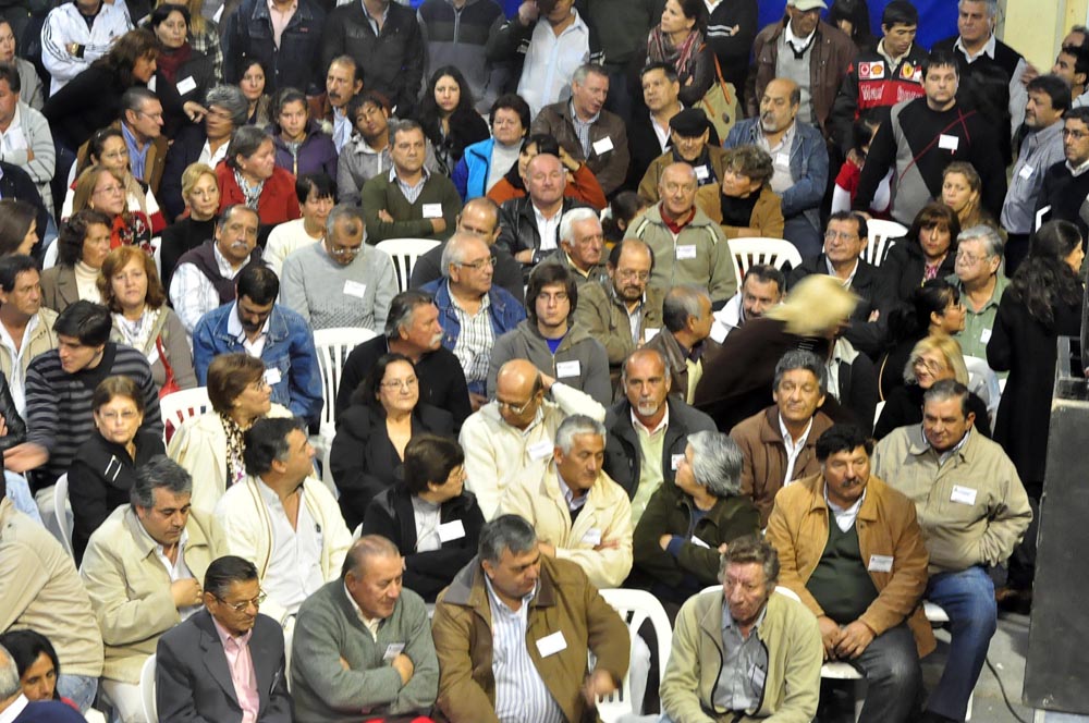 La bulliciosa alegría de la AFUS y «las caras largas» del resto de los congresales, en fotos