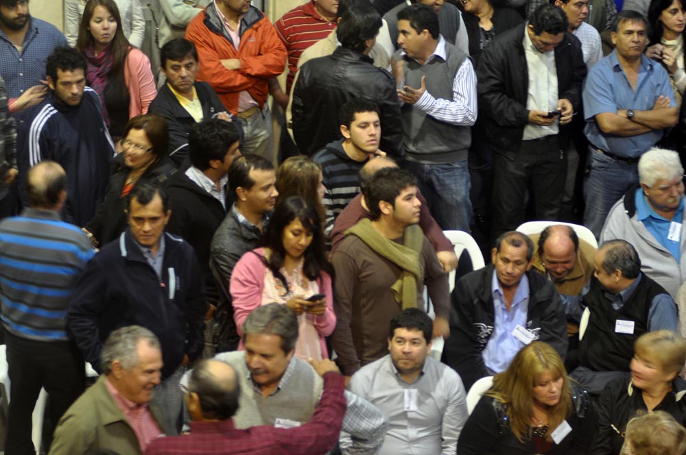 La bulliciosa alegría de la AFUS y «las caras largas» del resto de los congresales, en fotos