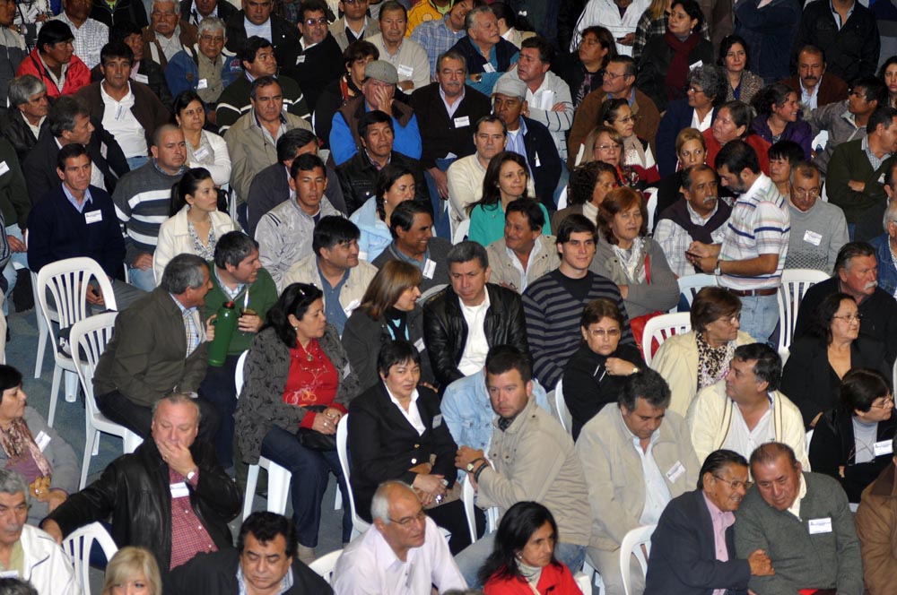 La bulliciosa alegría de la AFUS y «las caras largas» del resto de los congresales, en fotos