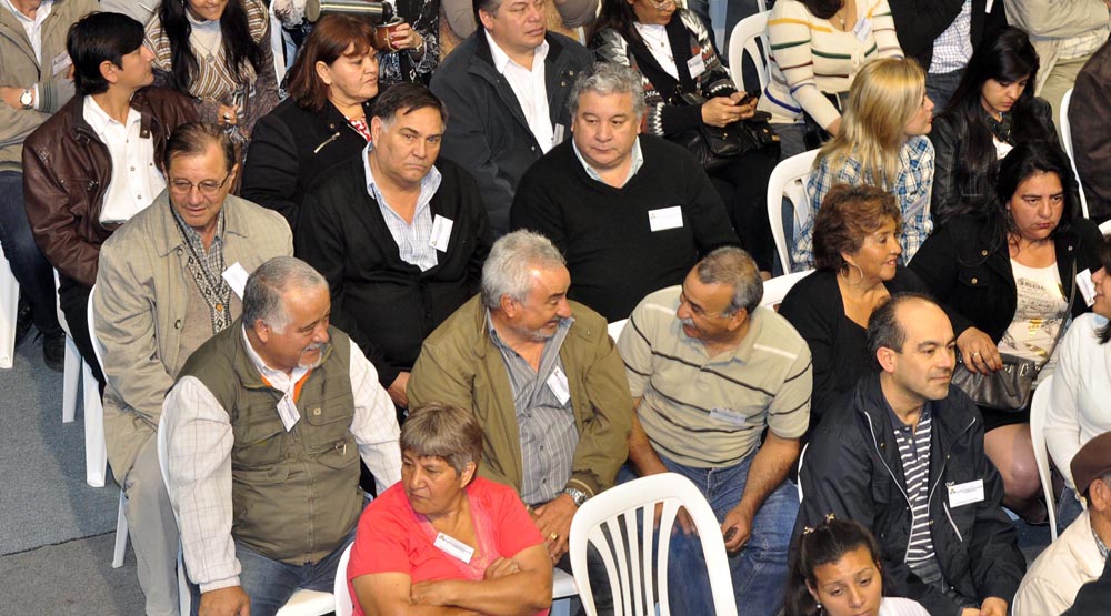 La bulliciosa alegría de la AFUS y «las caras largas» del resto de los congresales, en fotos