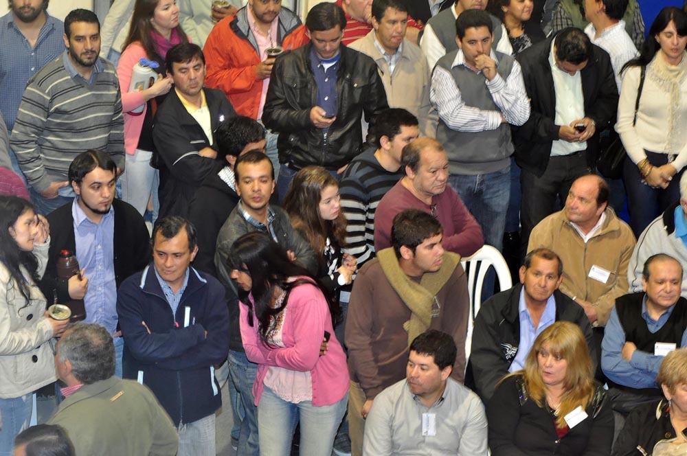 La bulliciosa alegría de la AFUS y «las caras largas» del resto de los congresales, en fotos
