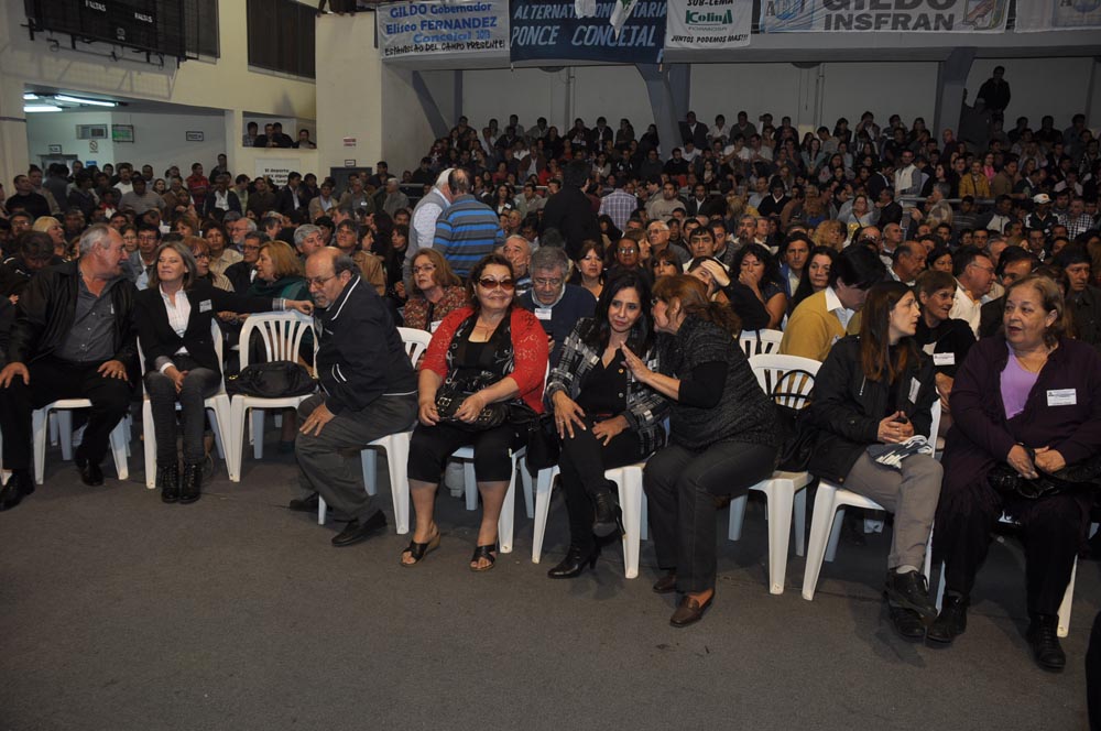 La bulliciosa alegría de la AFUS y «las caras largas» del resto de los congresales, en fotos