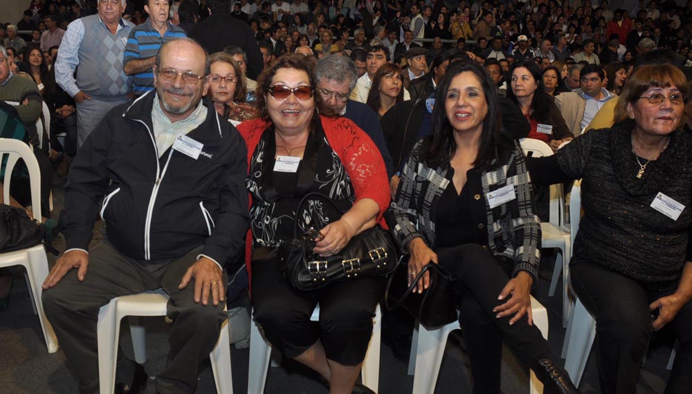 La bulliciosa alegría de la AFUS y «las caras largas» del resto de los congresales, en fotos