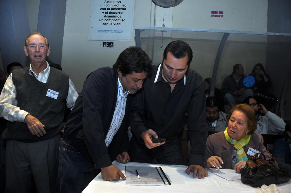 La bulliciosa alegría de la AFUS y «las caras largas» del resto de los congresales, en fotos