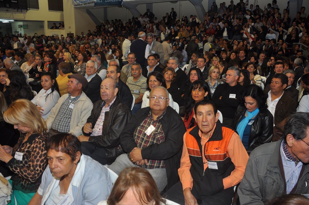La bulliciosa alegría de la AFUS y «las caras largas» del resto de los congresales, en fotos