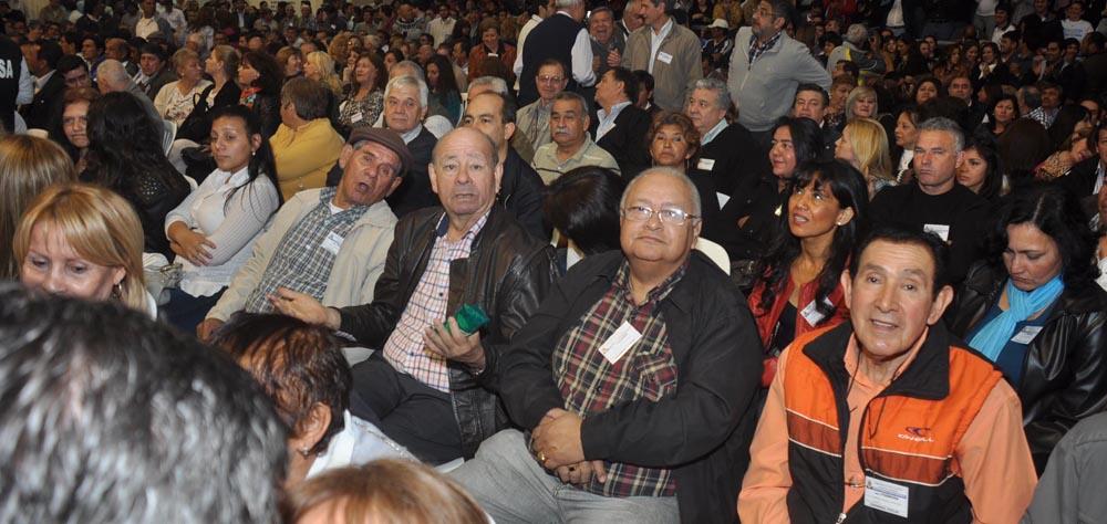 La bulliciosa alegría de la AFUS y «las caras largas» del resto de los congresales, en fotos