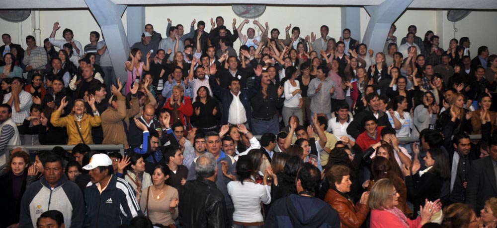 La bulliciosa alegría de la AFUS y «las caras largas» del resto de los congresales, en fotos