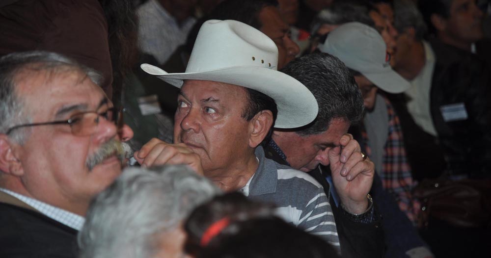 La bulliciosa alegría de la AFUS y «las caras largas» del resto de los congresales, en fotos