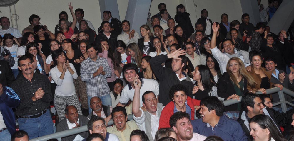 La bulliciosa alegría de la AFUS y «las caras largas» del resto de los congresales, en fotos