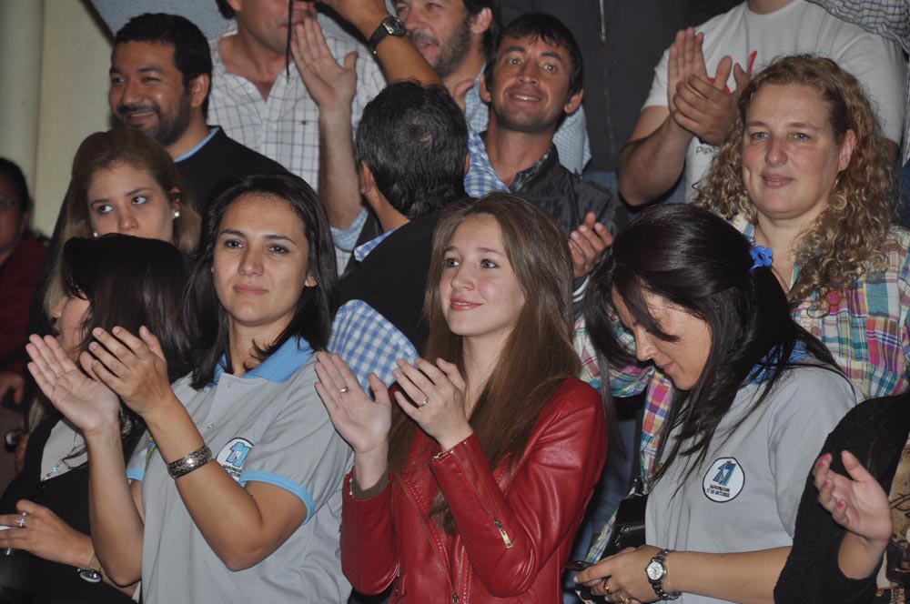 La bulliciosa alegría de la AFUS y «las caras largas» del resto de los congresales, en fotos