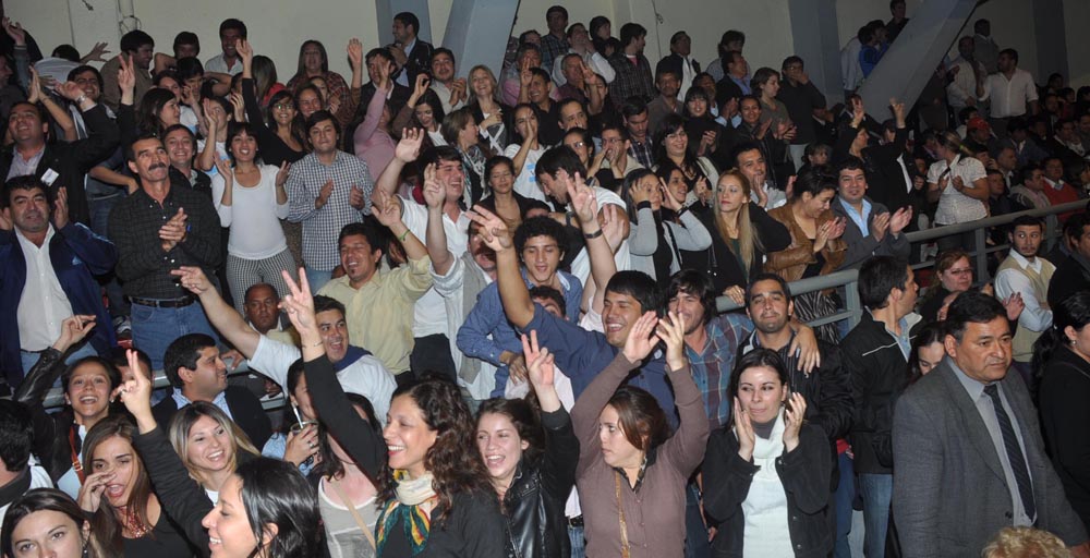 La bulliciosa alegría de la AFUS y «las caras largas» del resto de los congresales, en fotos