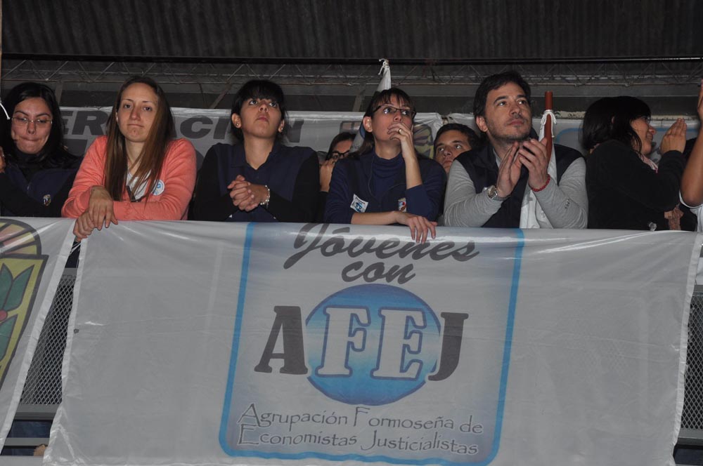 La bulliciosa alegría de la AFUS y «las caras largas» del resto de los congresales, en fotos