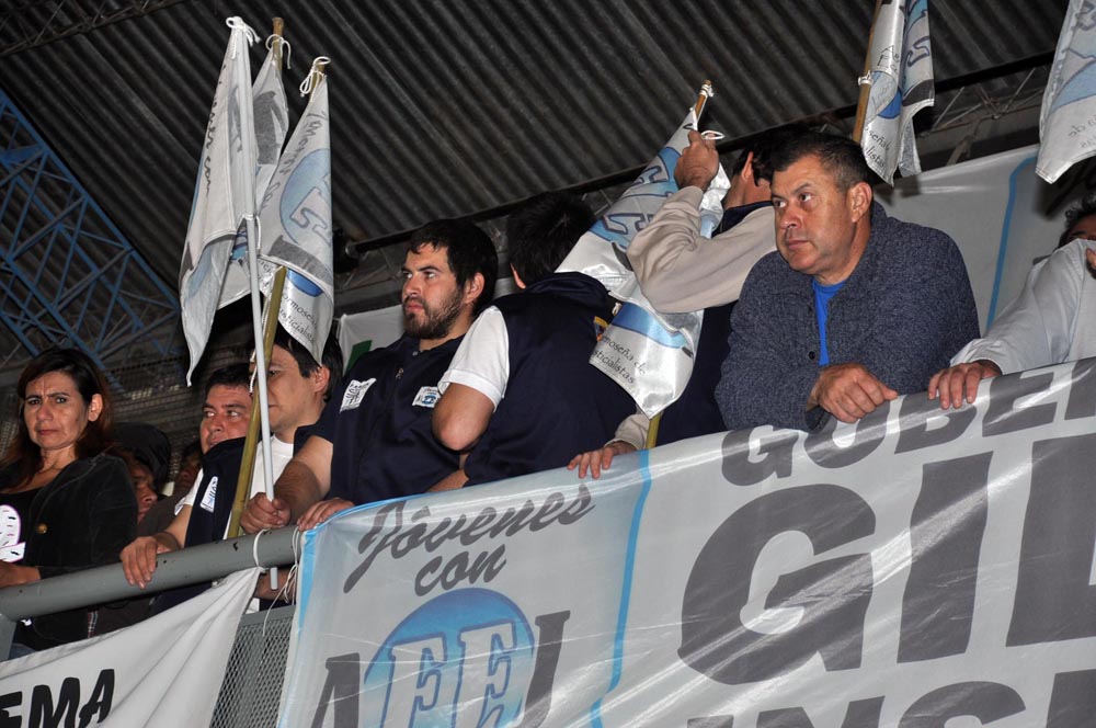 La bulliciosa alegría de la AFUS y «las caras largas» del resto de los congresales, en fotos