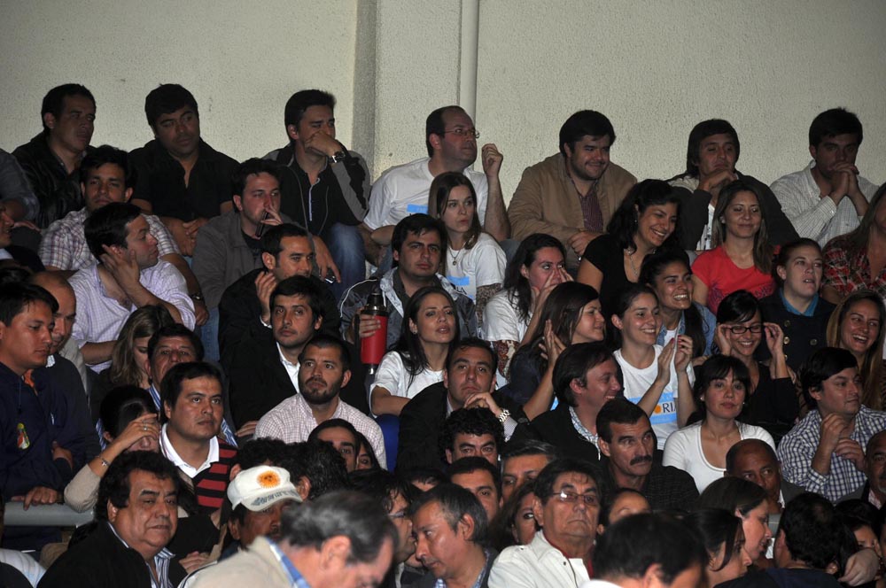 La bulliciosa alegría de la AFUS y «las caras largas» del resto de los congresales, en fotos