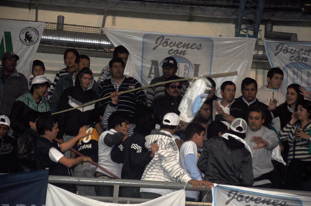 La bulliciosa alegría de la AFUS y «las caras largas» del resto de los congresales, en fotos