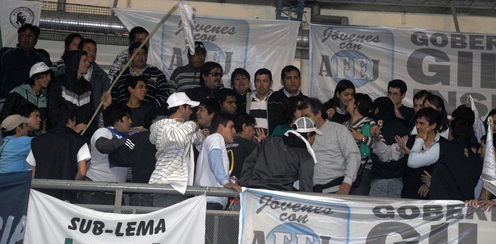 La bulliciosa alegría de la AFUS y «las caras largas» del resto de los congresales, en fotos