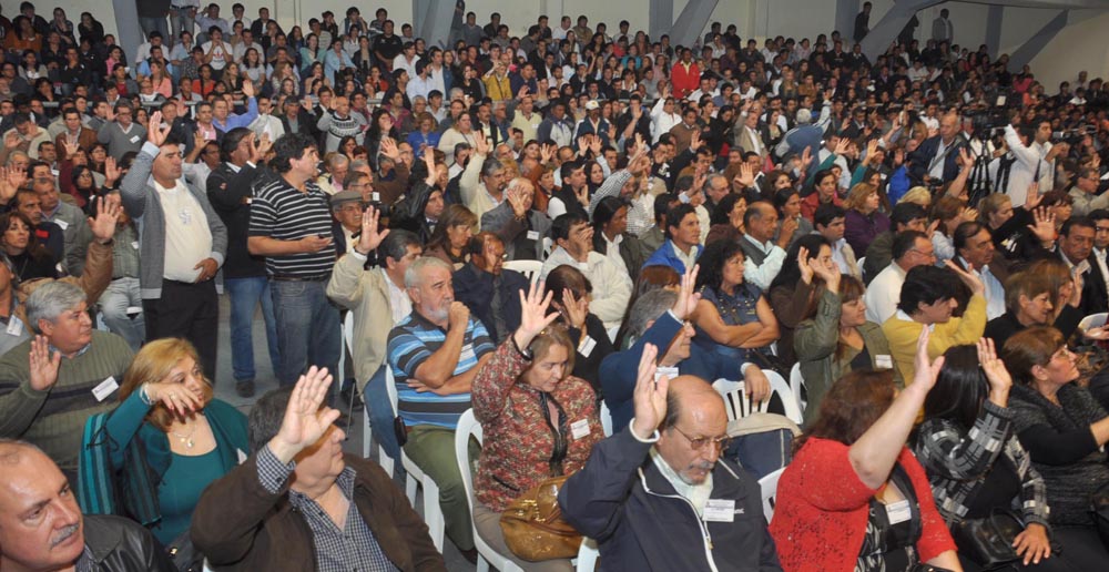 La bulliciosa alegría de la AFUS y «las caras largas» del resto de los congresales, en fotos