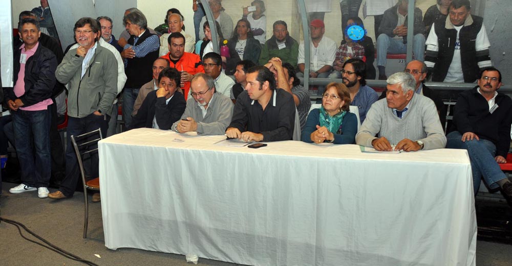 La bulliciosa alegría de la AFUS y «las caras largas» del resto de los congresales, en fotos