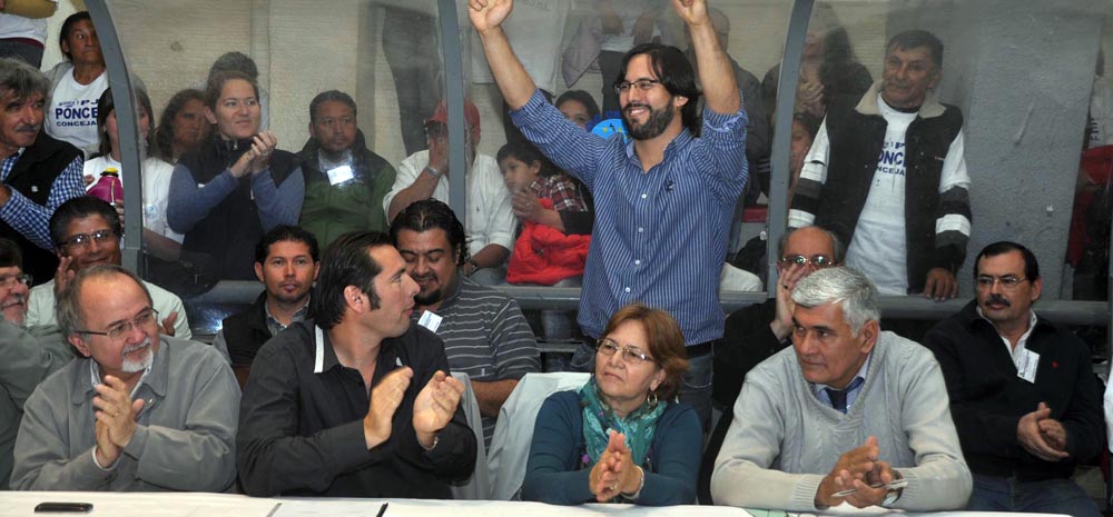 La bulliciosa alegría de la AFUS y «las caras largas» del resto de los congresales, en fotos