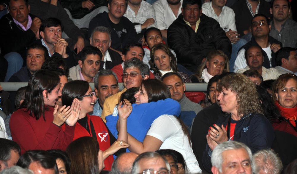 La bulliciosa alegría de la AFUS y «las caras largas» del resto de los congresales, en fotos