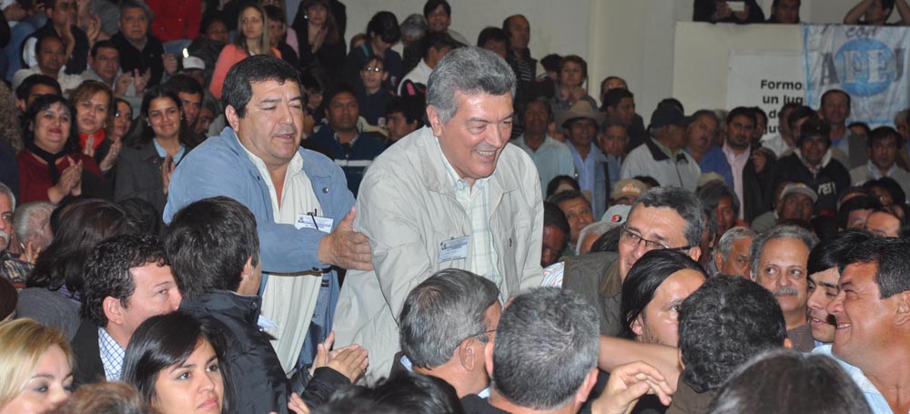 La bulliciosa alegría de la AFUS y «las caras largas» del resto de los congresales, en fotos