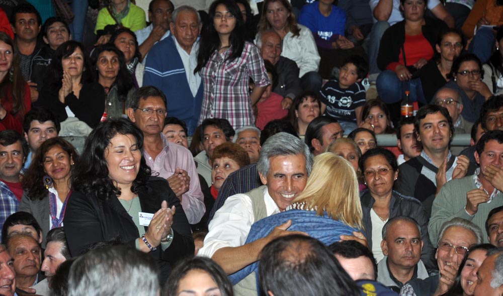 La bulliciosa alegría de la AFUS y «las caras largas» del resto de los congresales, en fotos