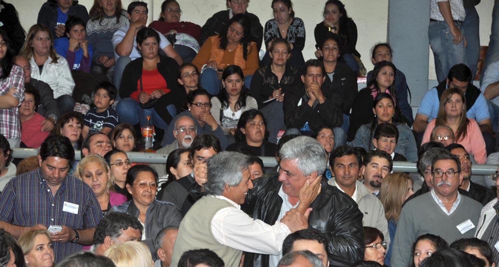 La bulliciosa alegría de la AFUS y «las caras largas» del resto de los congresales, en fotos