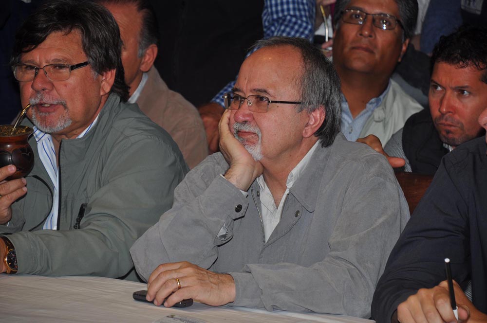 La bulliciosa alegría de la AFUS y «las caras largas» del resto de los congresales, en fotos