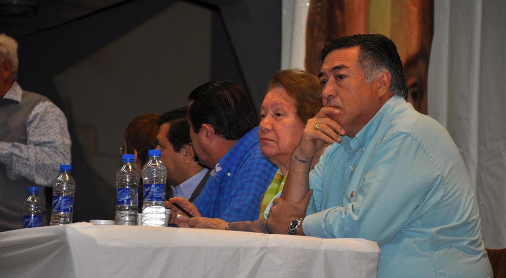 La bulliciosa alegría de la AFUS y «las caras largas» del resto de los congresales, en fotos